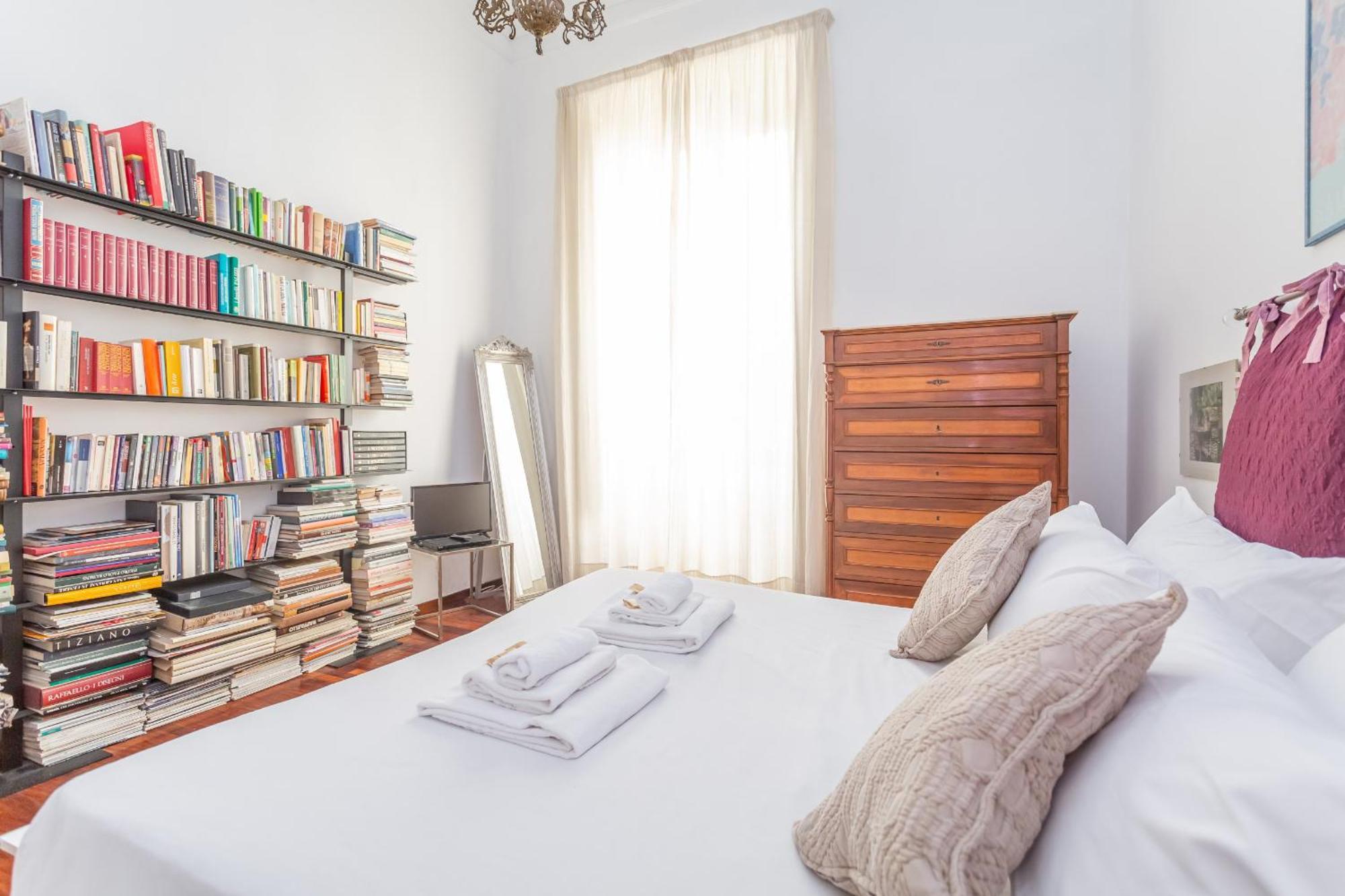 Spanish Steps Purple Retreat Apartment
